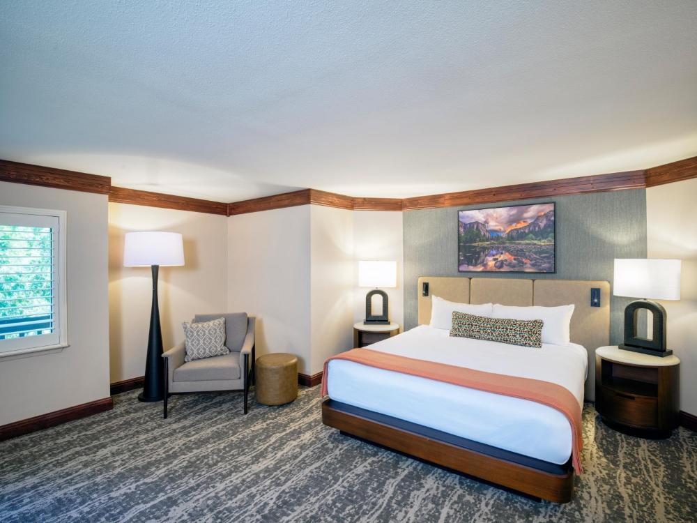 Oversize Deluxe Room with One King Bed interior