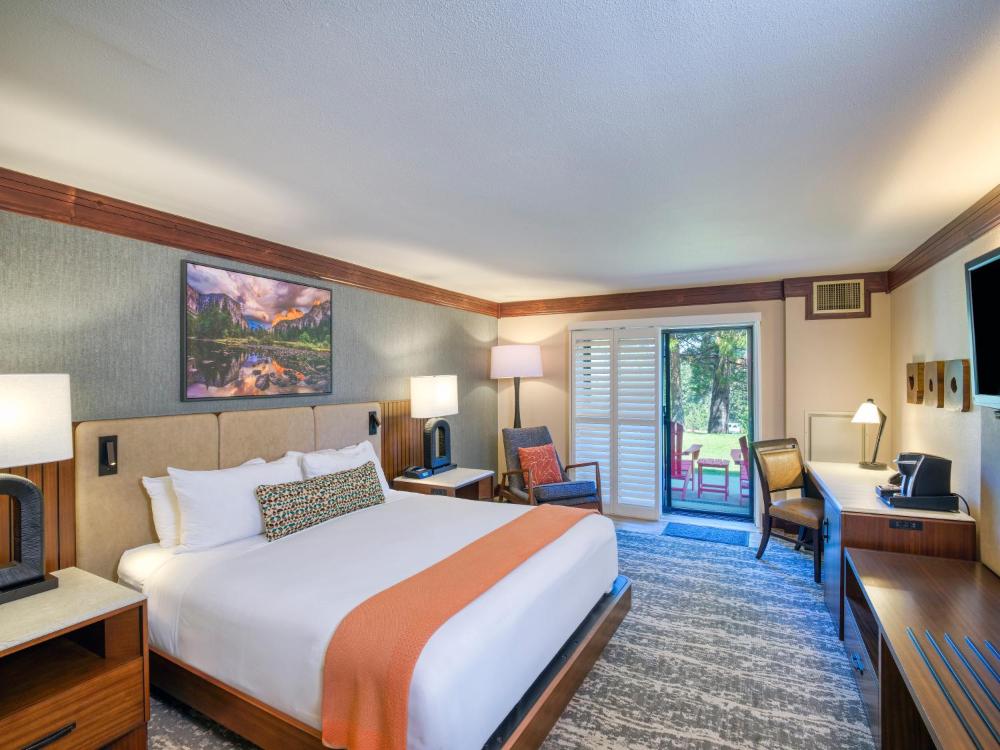 Premium Patio Room with One King Bed interior